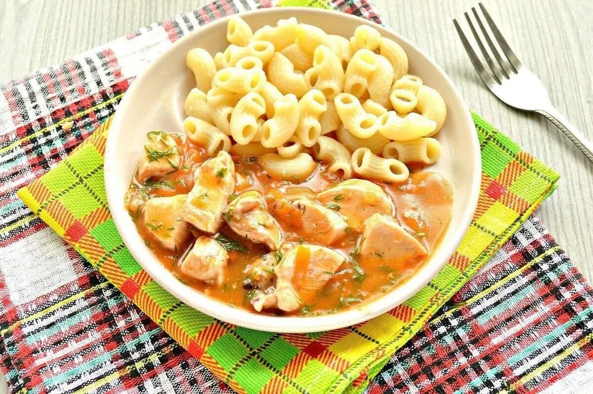 Гуляш из филе рецепт. Гуляш из куриной грудки с подливкой. куриный гуляш с подливкой. гуляш из куриного филе с подливкой. макароны с подливкой.