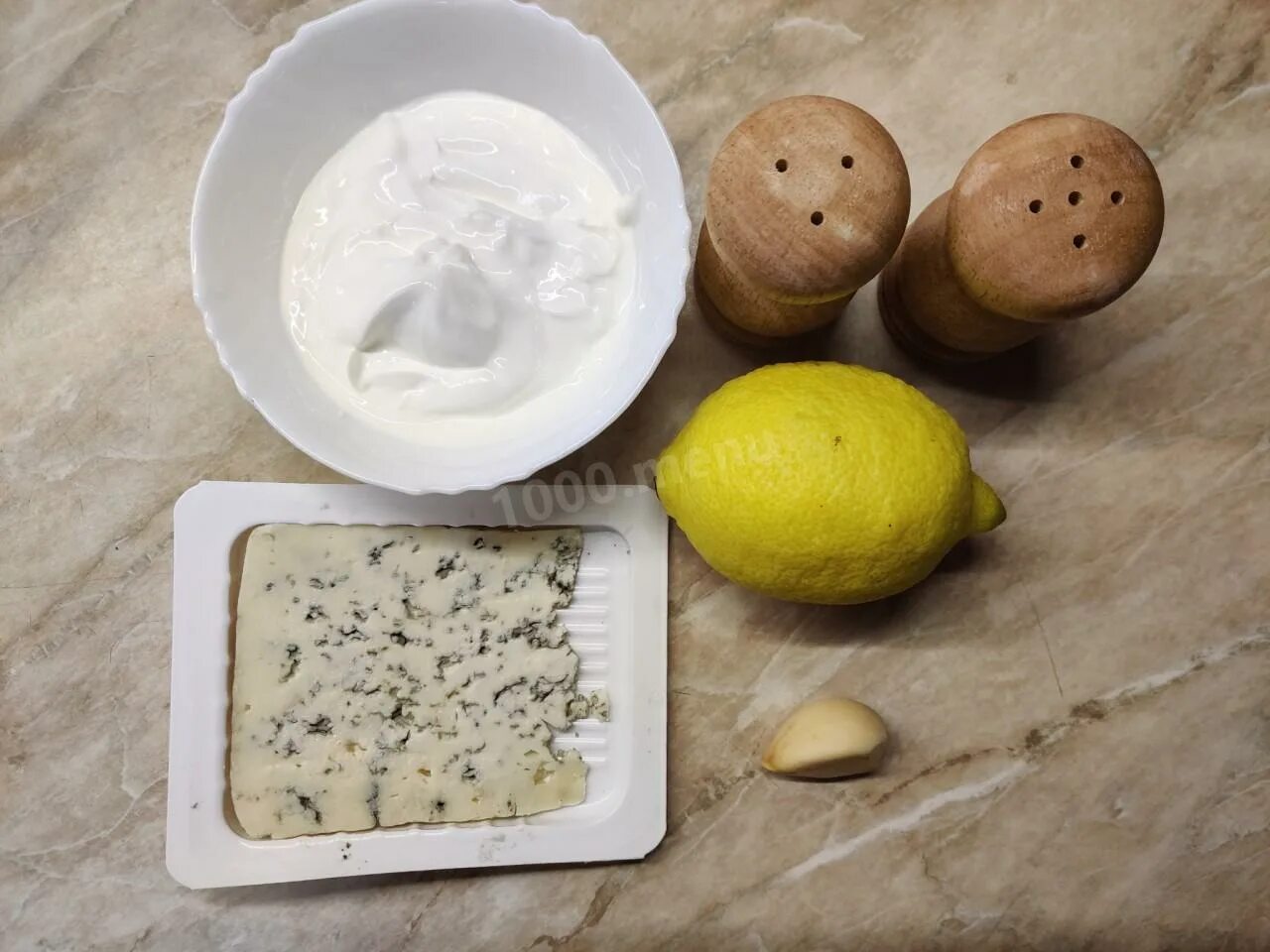 Блю чиз рецепт. Сыр блю чиз. Соус blue cheese. Соус блю чиз. Соус рокфор.