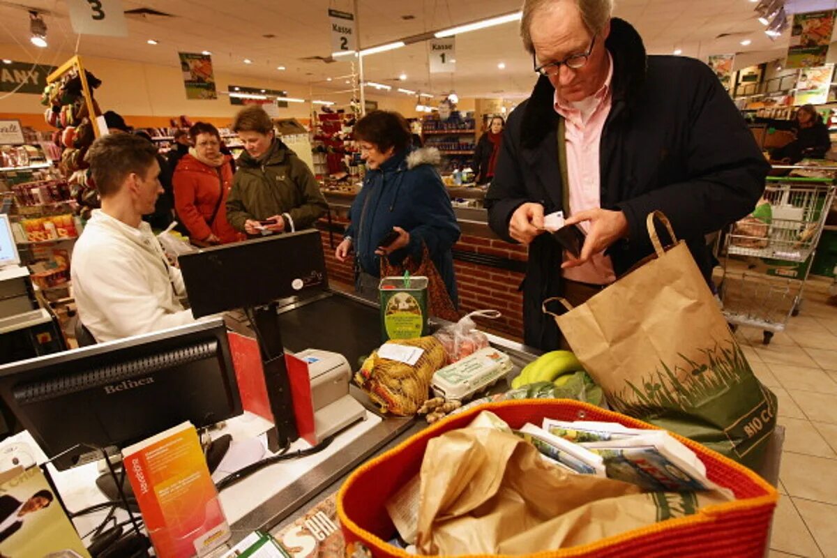 A bad shopping. Bad магазин. Проверка сумок в магазине. Bad shop. Охранник магазина требует показать сумку.