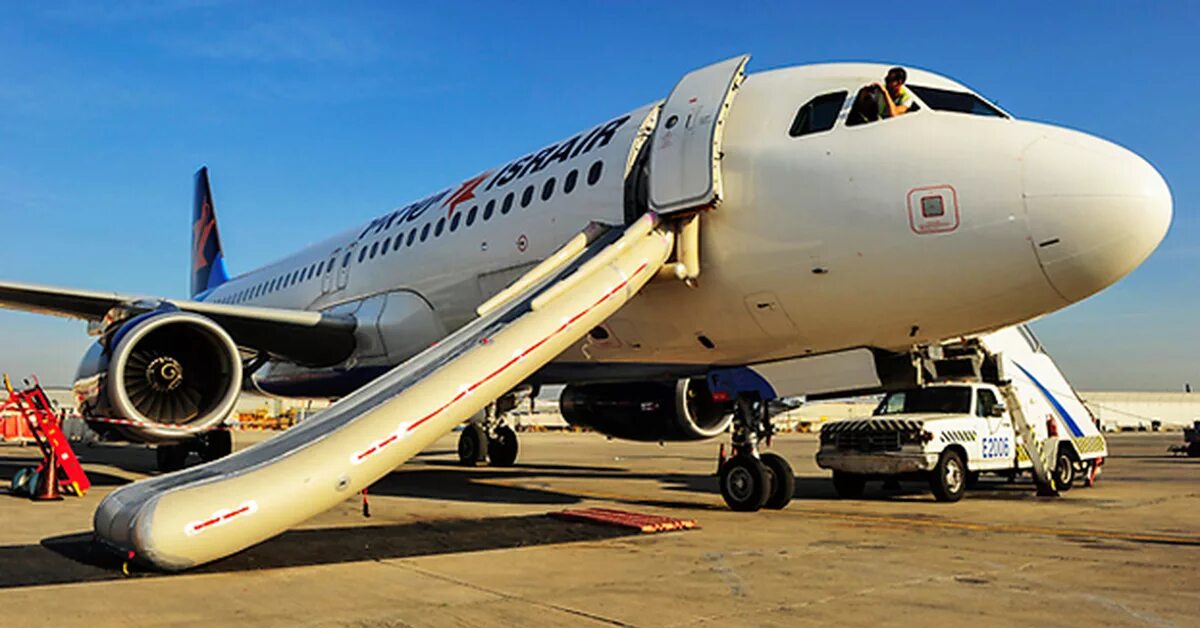 Спасоп аэропорта внуково. Аварийное воздушное судно. Аварийный трап 737. Аварийная посадка a320 на гудзон. Аварийная посадка самолета.