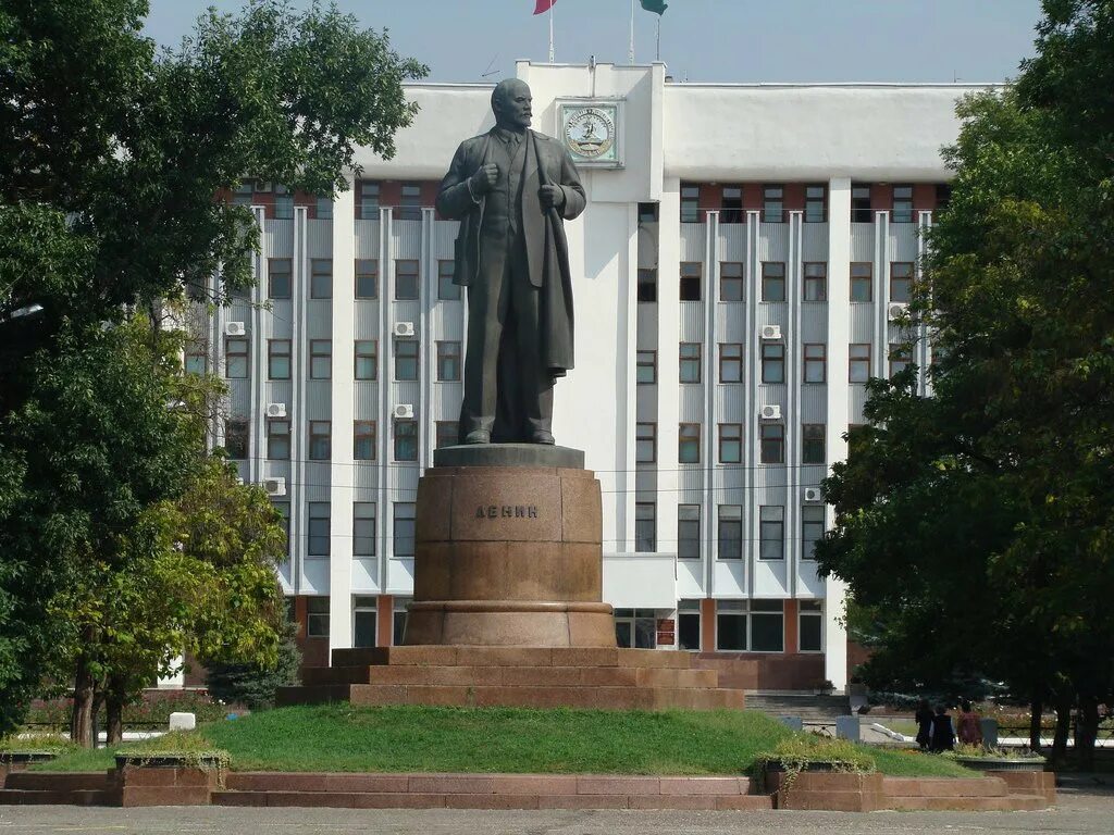 Памятник Ленину Майкоп. Площадь Ленина Майкоп. Майкоп Адыгея памятник Ленину. Статуя Ленина Майкоп. Майкопе т