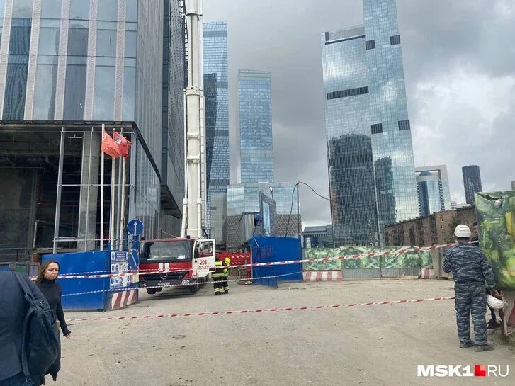 Что творится в москве сити холл. Беспилотник врезался в Москва Сити. Москва Сити дроны. Удар по Москва Сити. Москва Сити беспилотник.