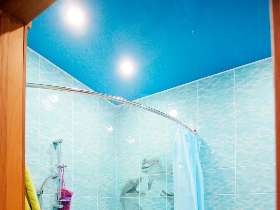 Натяжные потолки ванная плитка. Потолок в ванной. Потолок в ванную комнату. Цветной потолок в ванной. Навесной потолок в ванную комнату.