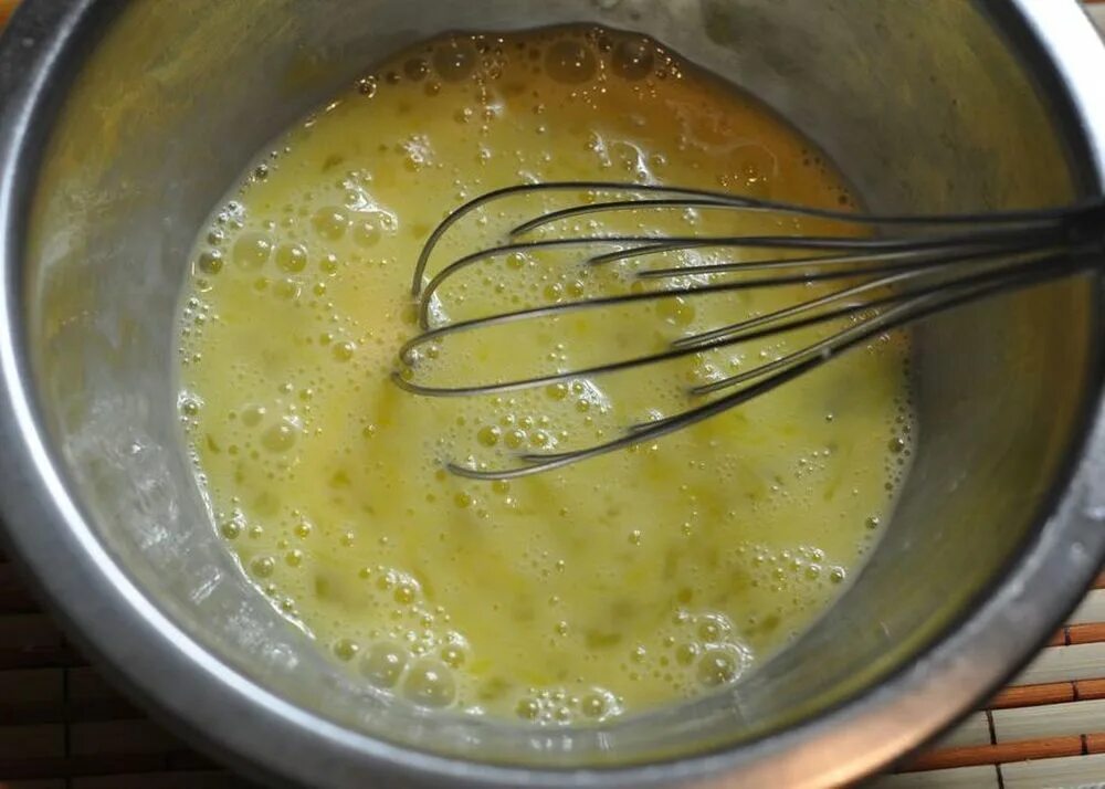 Сырок на сковороде. Пошаговое приготовление омлета. Взбитые яйца на сковороде. Взбиваем яйца с сыром. Омлет на сковороде.