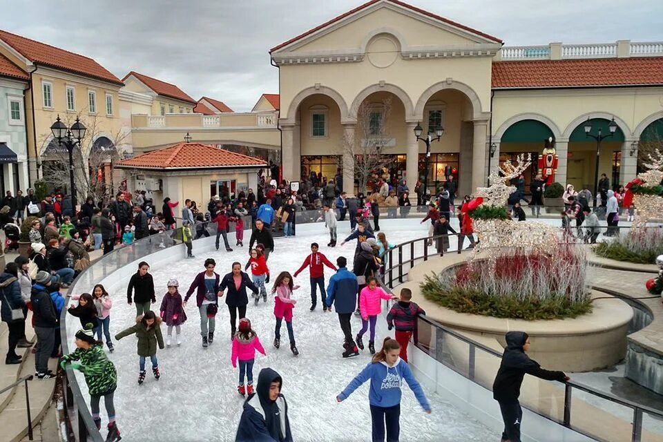 Покровский outlet. Каток Рига аутлет. Каток аутлет новая Рига. Каток в аутлете новая Рига. Аутлет Архангельское каток.