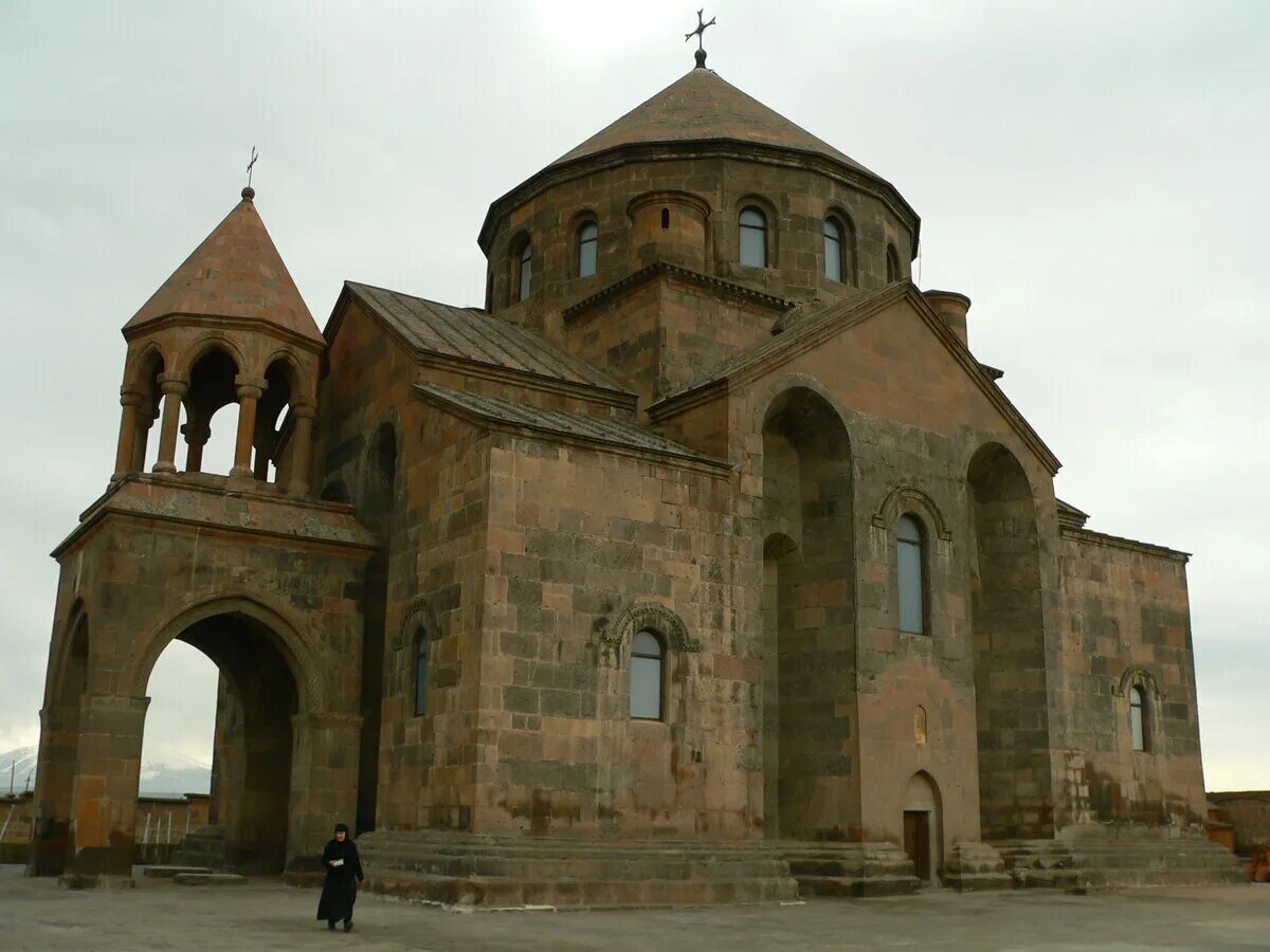 Православная армения. Церковь Рипсиме в Эчмиадзине. Церковь св Рипсиме Армения. Монофизитство Церковь Армения. Святой Эчмиадзин храм Армения.