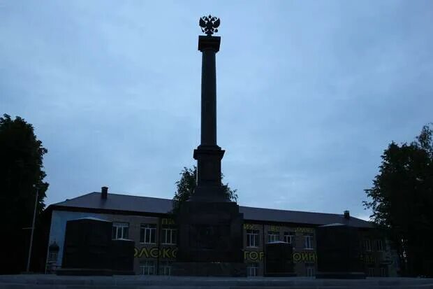 Стела город воинской славы волоколамск. Монумент славы волоколамск. Монумент славы волоколамск. Стела «город воинской славы» (великий новгород). Памятники в городе волоколамск.