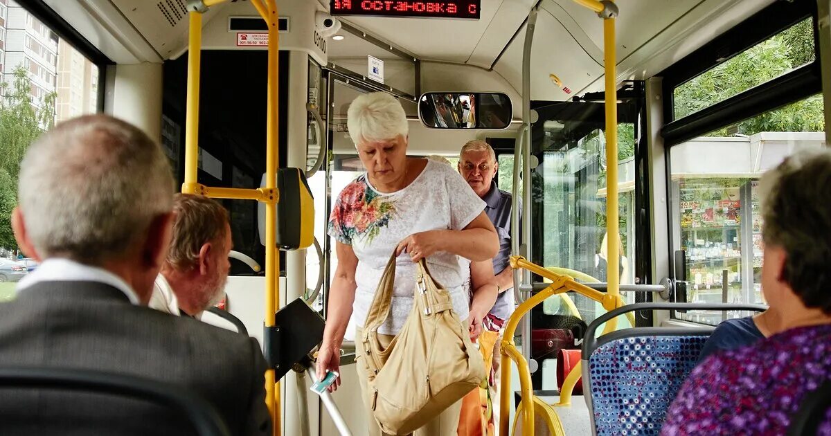 Льготные маршрутки. Пенсионеры в общественном транспорте. Пожилые люди в общественном транспорте. Автобус. Люди в автобусе летом.