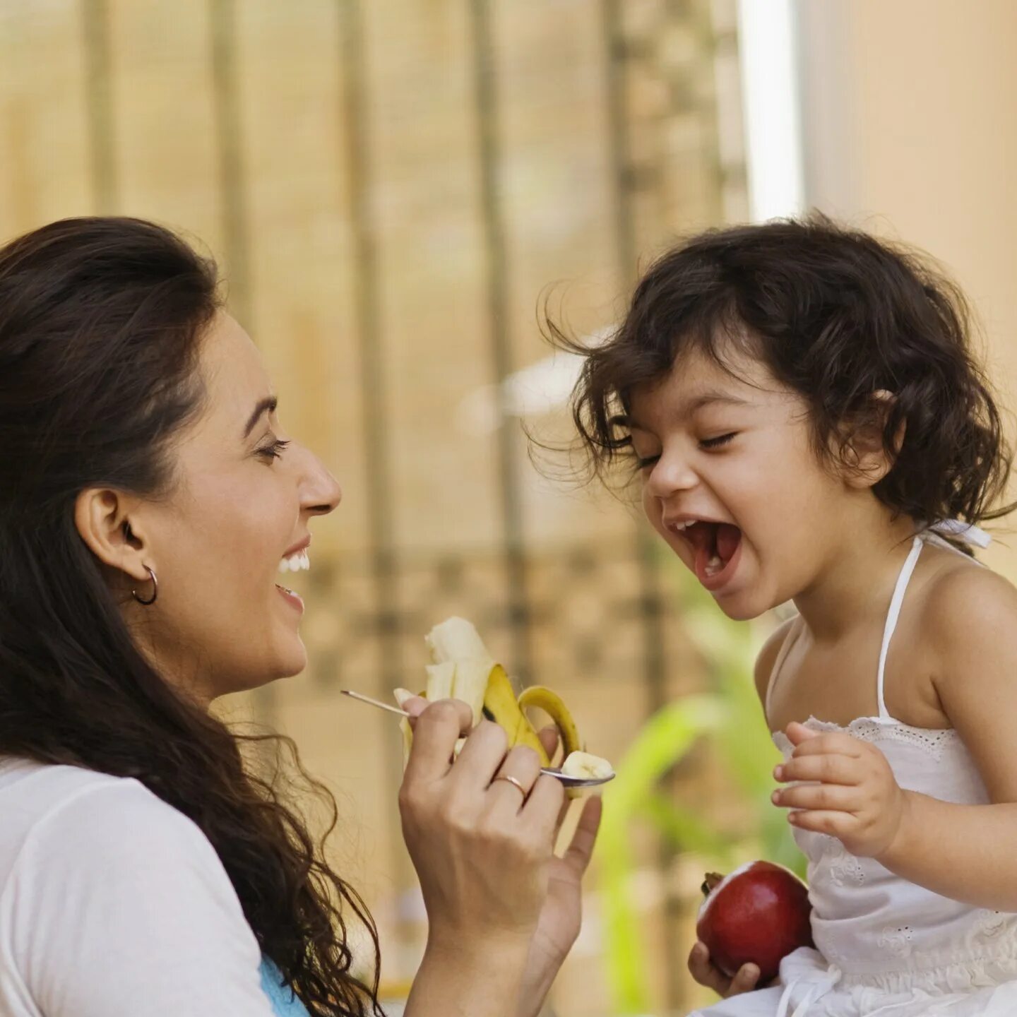 Women Kids Ташкент. Baby in eating. Мужчина женщина ребенок фото. Mother and Kid eating. Picking started