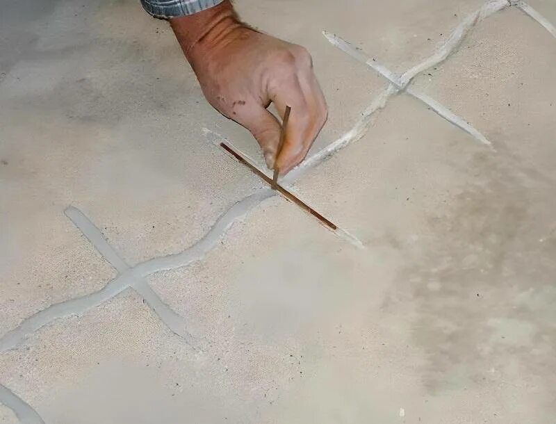 Заделки трещин в бетонной стяжке пола. Армирование трещин в стяжке. Заделка усадочных трещин в бетоне. Трещины в бетонном полу.