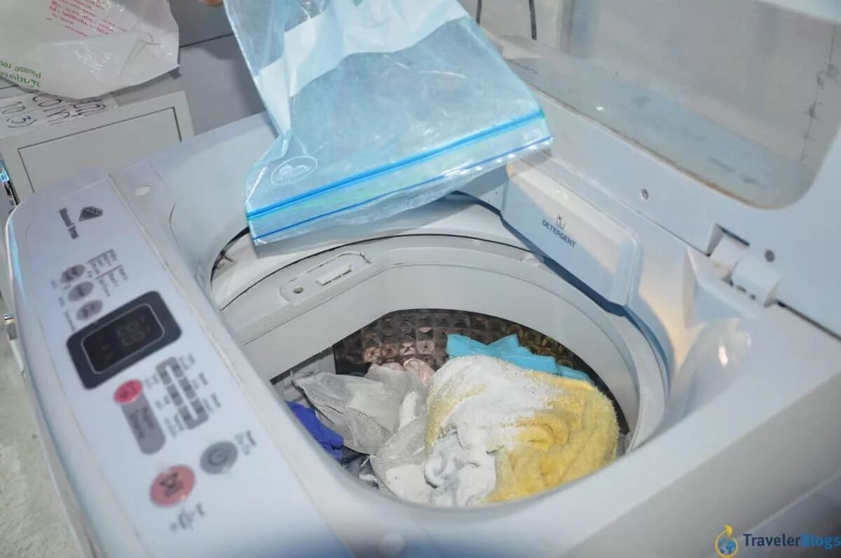 Порошок в барабан стиральной машины можно. Засыпка порошка в стиральную машину. Засыпьте порошок стиральную машину. Стиральная машина с порошком. Загрузка стирального порошка в машинку автомат.