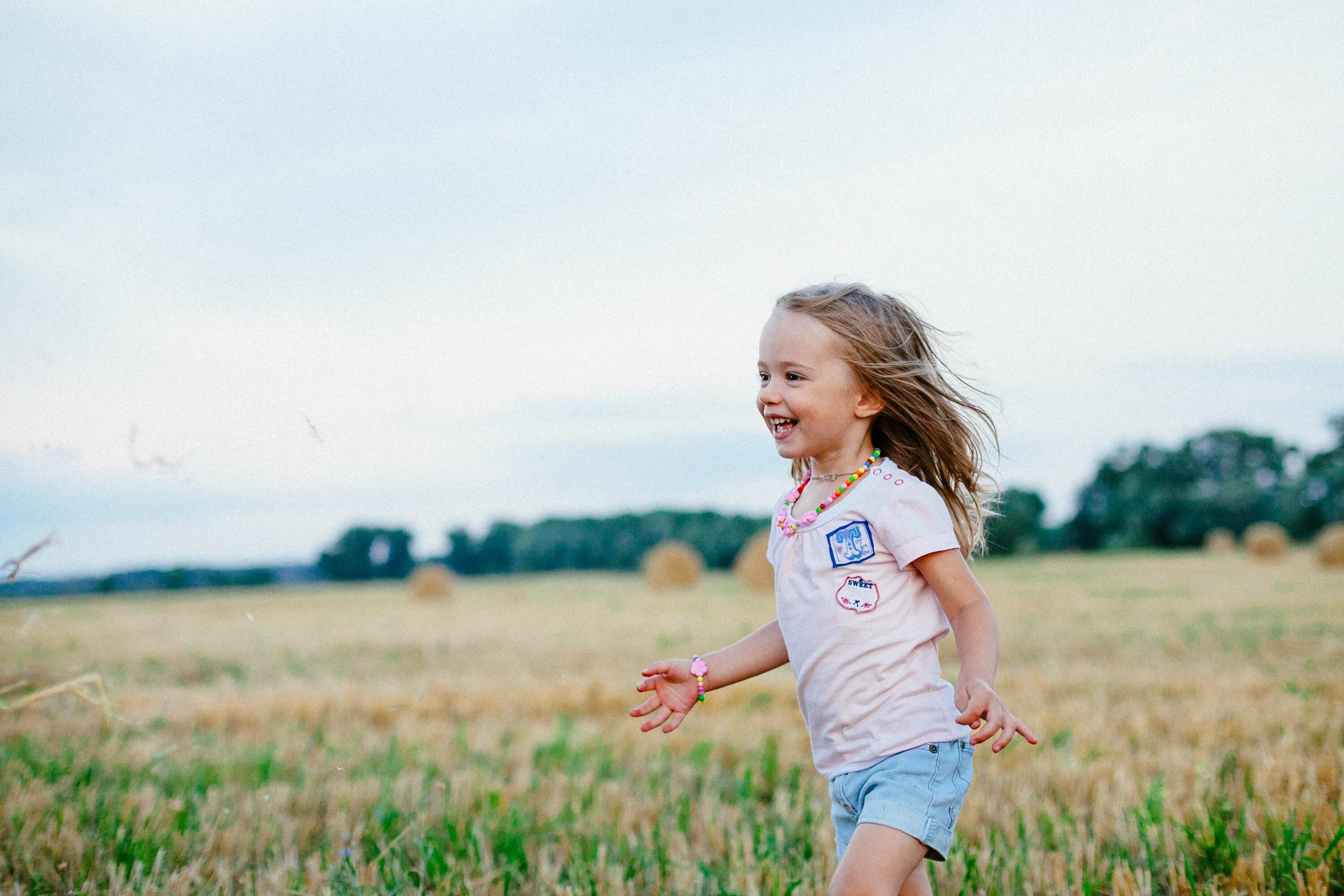 Kids be happy. Счастливый ребенок. Радостная девочка. Дети радость. Девочка бежит.