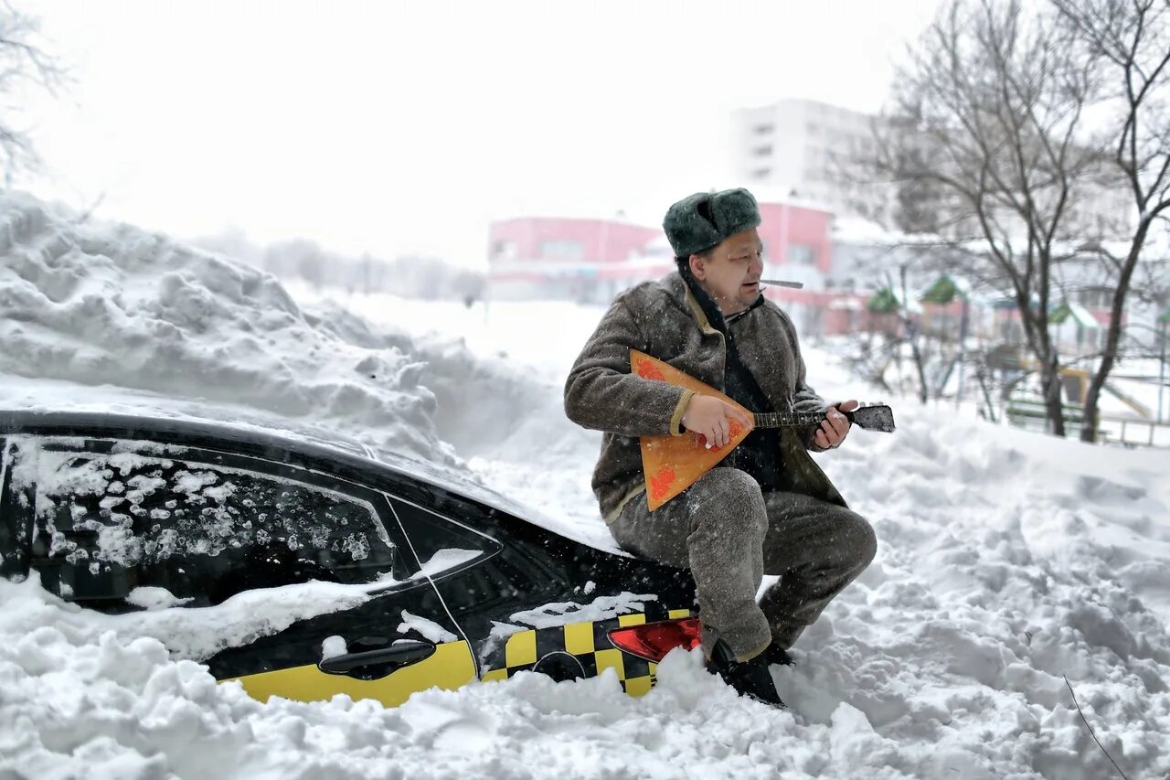 Праздник глубокого снега. Смешная зима. Такси в сугробе. Зима в России прикол. Снег смешная картинка