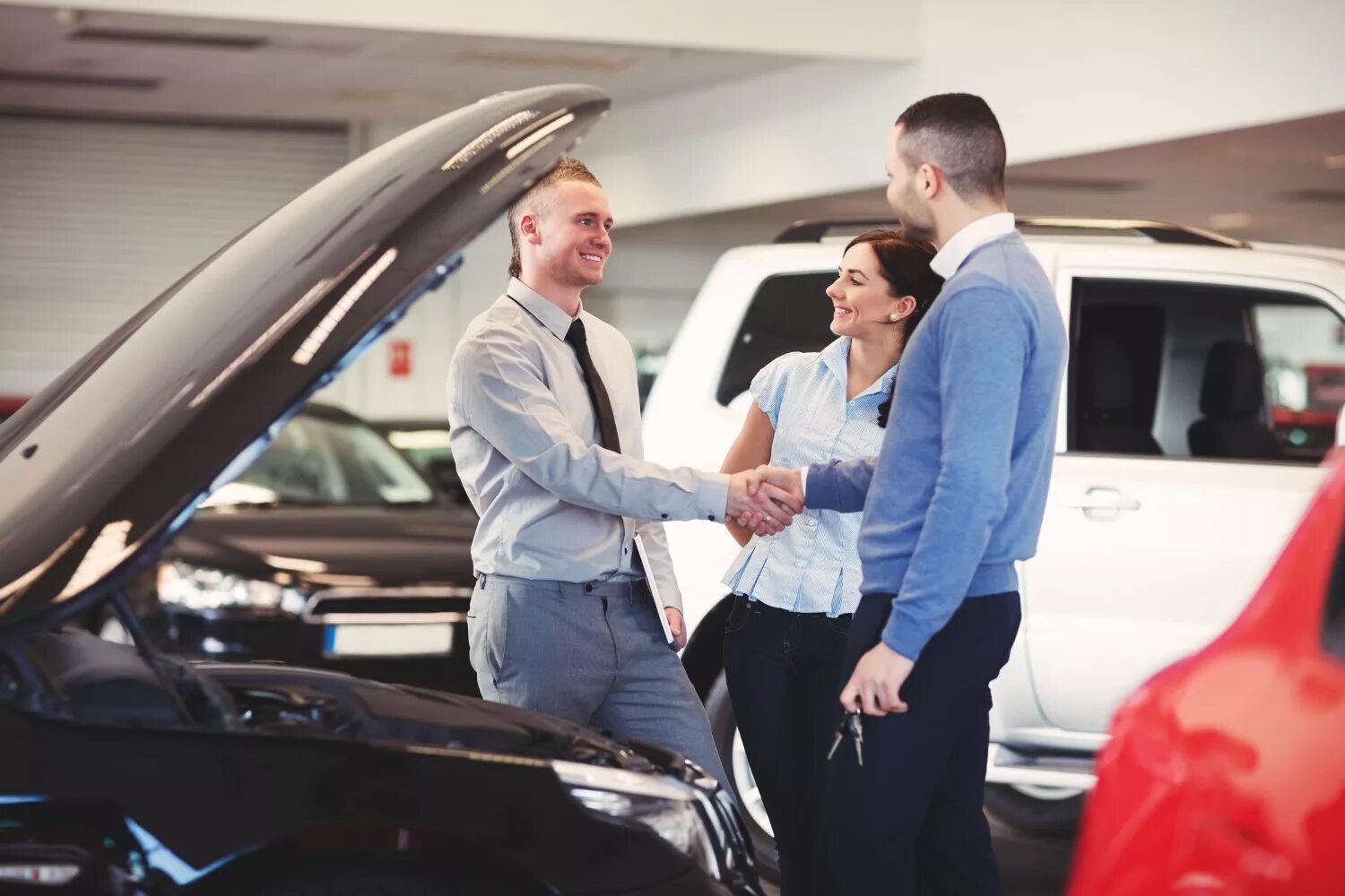 We buy a new car on tuesday. Выбор автомобиля. Покупатель автомобиля. Продавец авто. Автокредит.