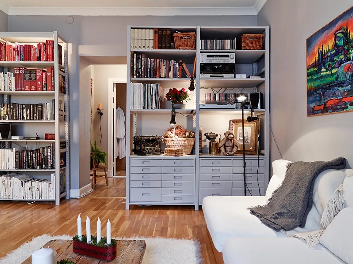 Квартира сколько места. Книжный шкаф в стиле Сканди. Стеллаж в интерьере. Стеллажи в интерьере квартиры. Стеллажи в интерьере гостиной.