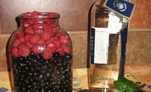 Наливка из ягоды рецепт. Как приготовить ягоды в стекле. Lebanon red berries juice. Ягодная наливка 4 на 4. Наливка из ягоды рецепт.