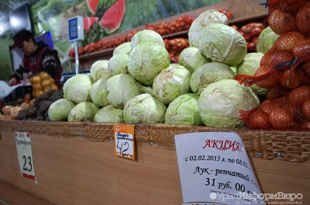 Капуста на прилавке. Капуста на рынке. Продукты Урала. Капуста цена.