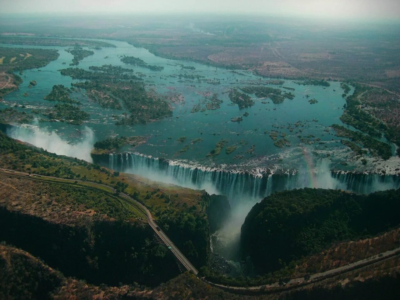 Озеро ливингстона африка. Замбия река Замбези. Река Замбези ЮАР. Река Замбези Африка.