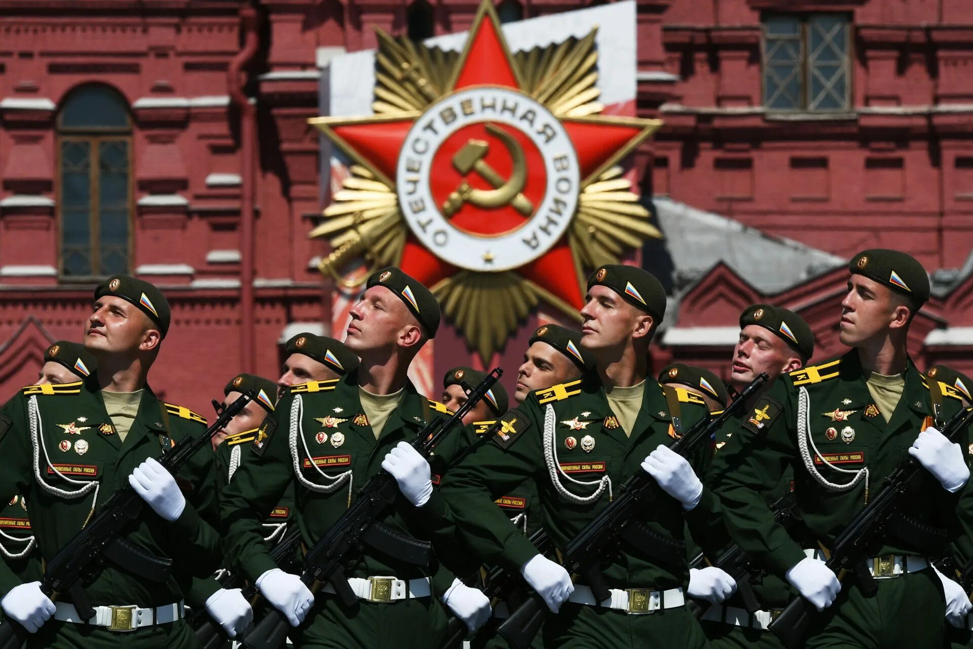 El gran desfile militar del Día de la Victoria en el corazón de Rusia (VIDEO, FO