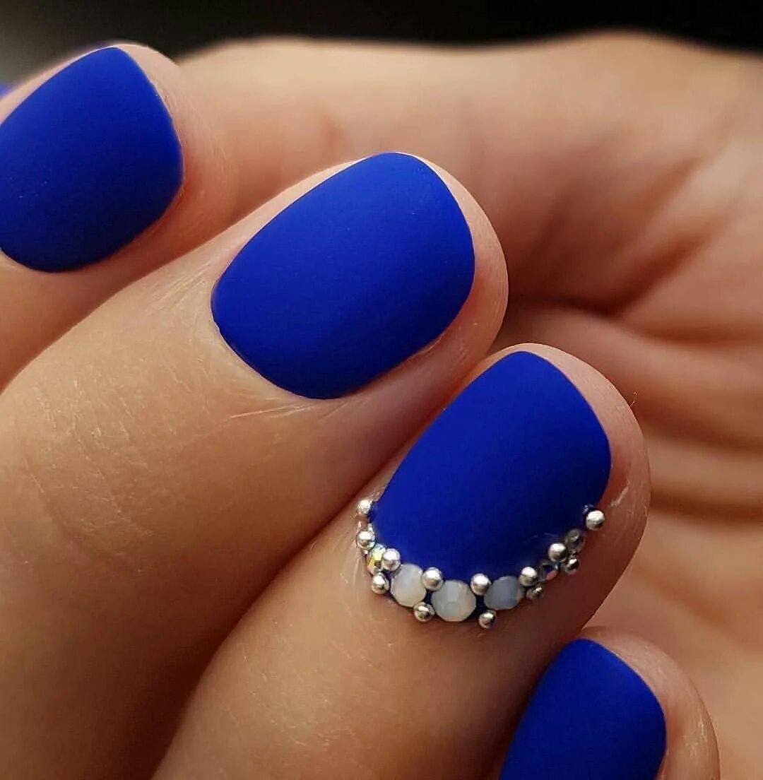 Дизайн ногтей синий короткие ногти. Синий маникюр. Синие матовые ногти. Синие короткие ногти. Синий маникюр со стразами.