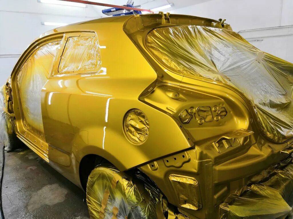 Красит автомобиль. Красит автомобиль. Необычная покраска авто. Полировка машины. Мелкая покраска авто.