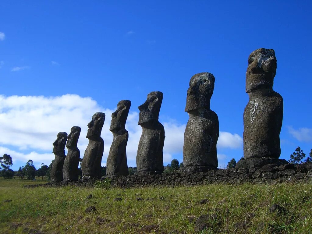 Каменные истуканы острова Пасхи. Каменные статуи острова Пасхи. Идолы острова Пасхи. Статуи Моаи.