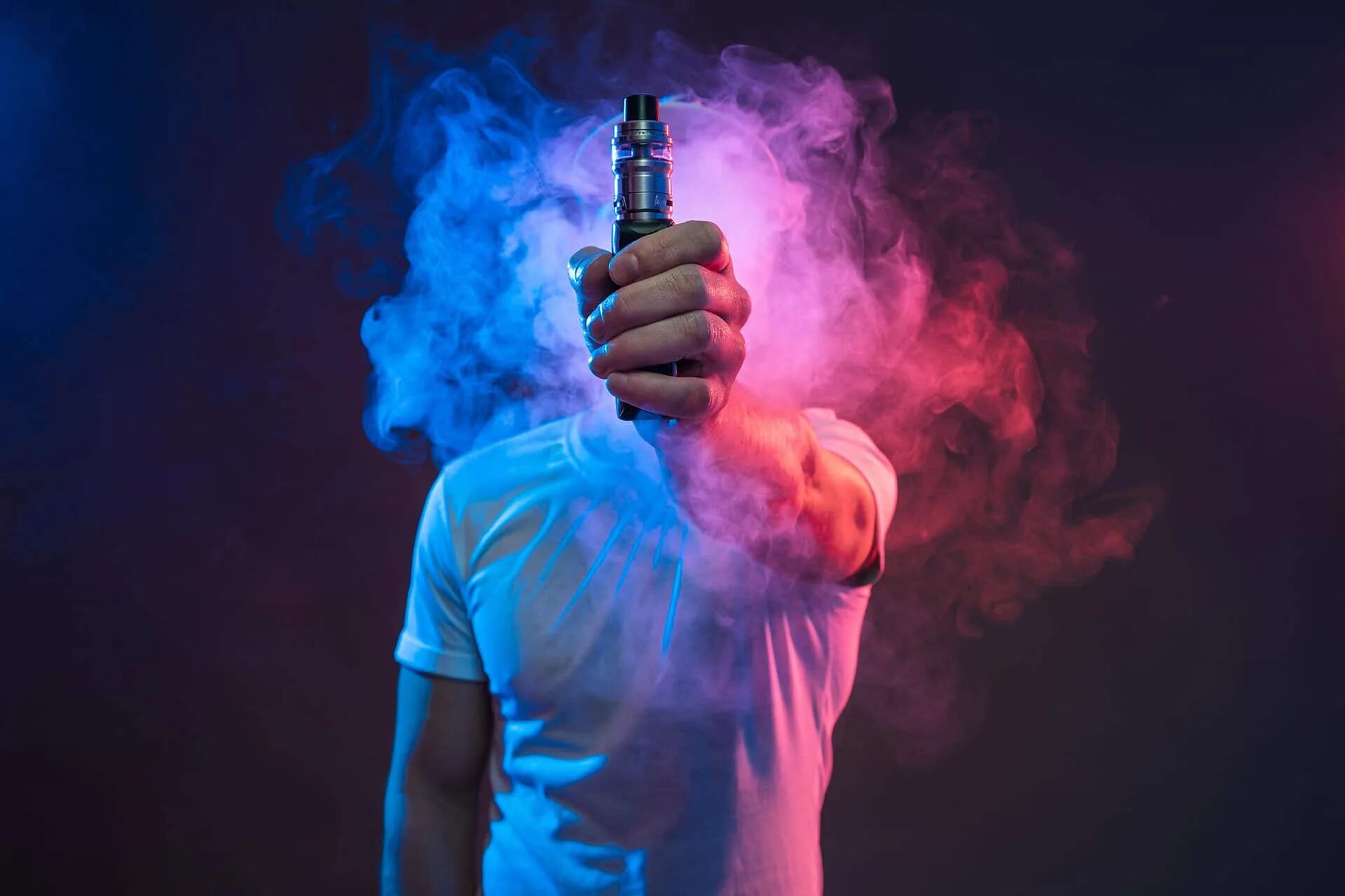 дым электронных сигарет. белый дым из выхлопной трубы бензинового двигателя. парит на горячую. вейп курение. термос для чая.