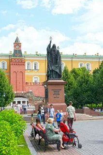 Памятник патриарху гермогену александровский сад