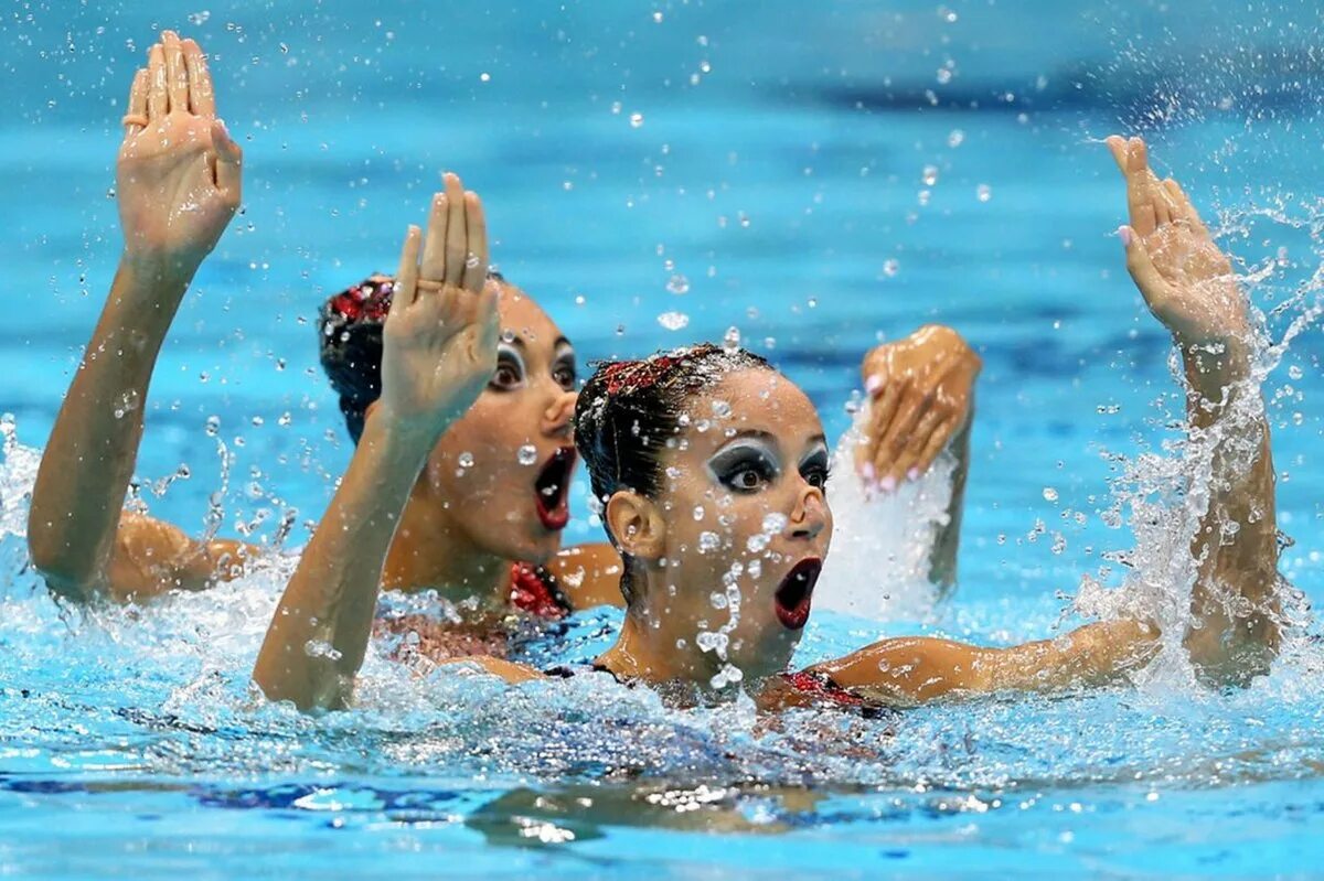 Спортсменки синхронного плавания. Прикольные фото спортсменов. Синхронное плавание курьезы. Эмоции в спорте. Смешные моменты в спорте.
