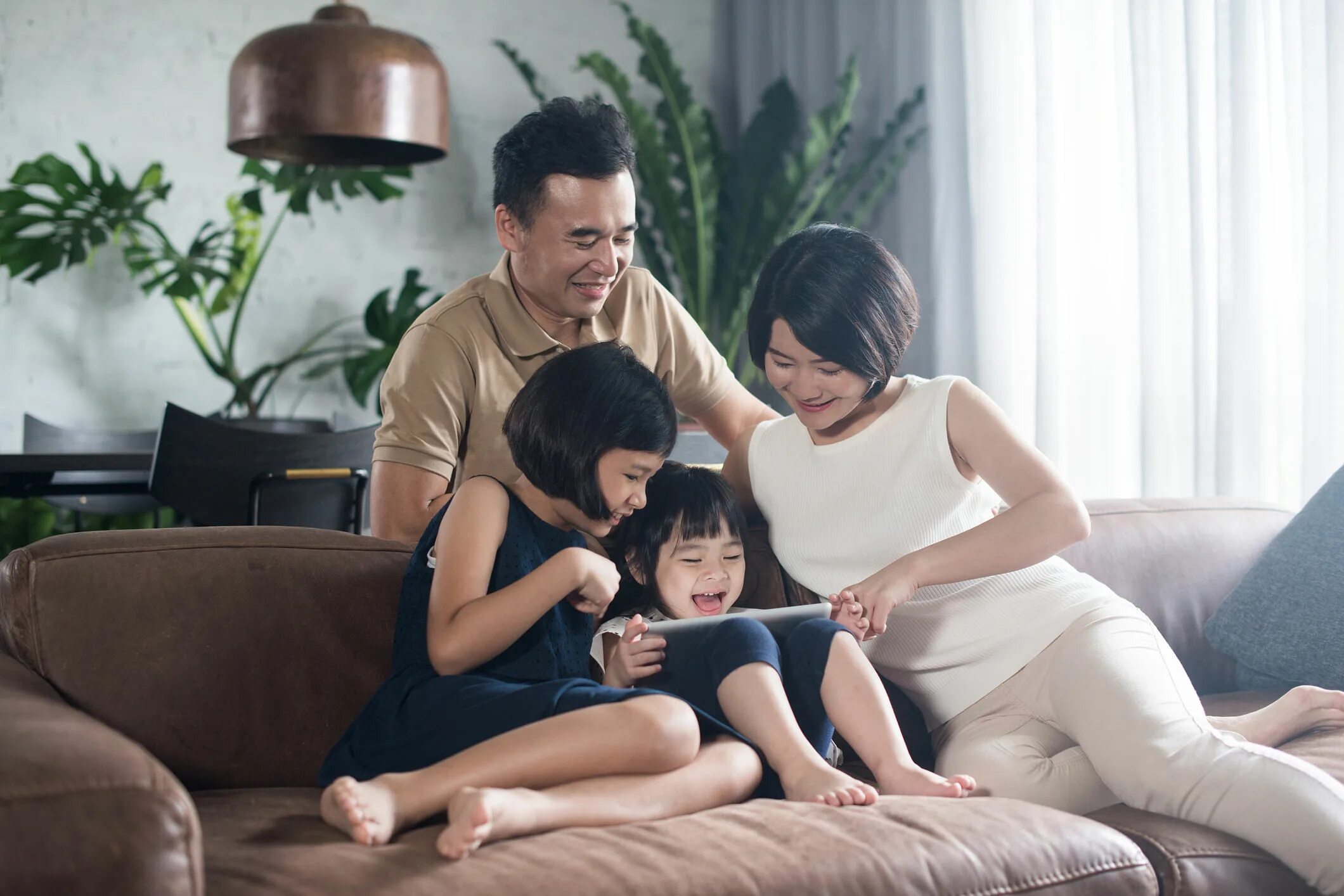 Семья азиаты. Счастливая семья азиаты. Семья азиаты в квартире. Казахская семья в квартире. Asia family