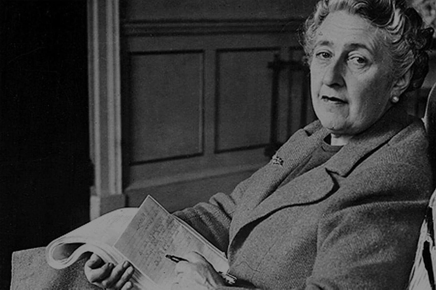 Театр у микрофона детективы агата кристи. Agatha christie блоггер внешность. Театр у микрофона. 13 загадок аудиоспектакль. Агата кристи месяц.