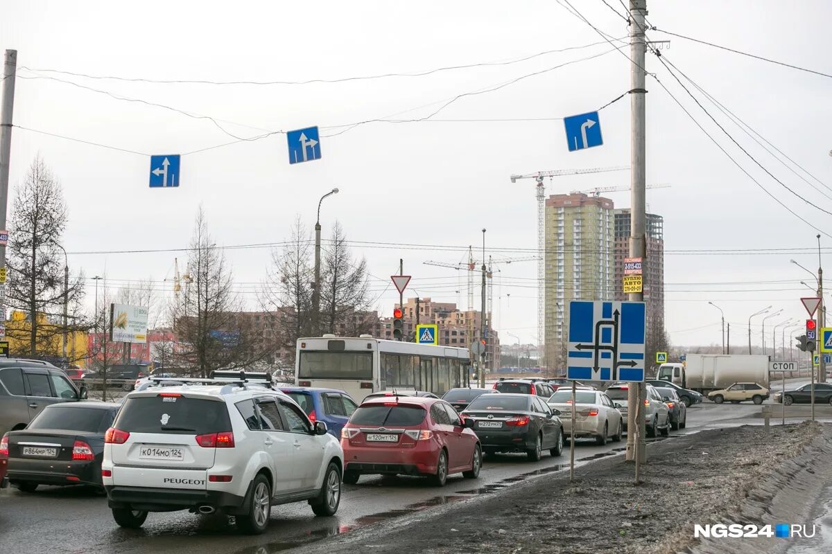 Знаки Авиаторов Молокова в Красноярске. Перекресток Авиаторов и 9 мая в Красноярске. Молокова Авиаторов перекресток. Знаки на перекрестке Авиаторов на Алексеева Красноярск. Камеры 9 мая