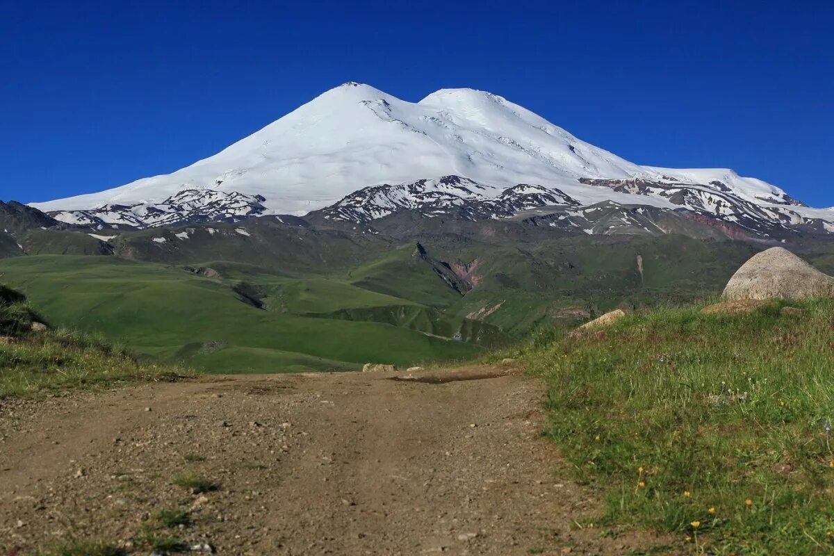 Подножие горы эльбрус. Гора Эльбрус Кабардино-Балкария. Горы КЧР Эльбрус. Гора Эльбрус (Кабардино-Балкария, Карачаево-Черкесия). Горы Эльбрус кавказский хребет.