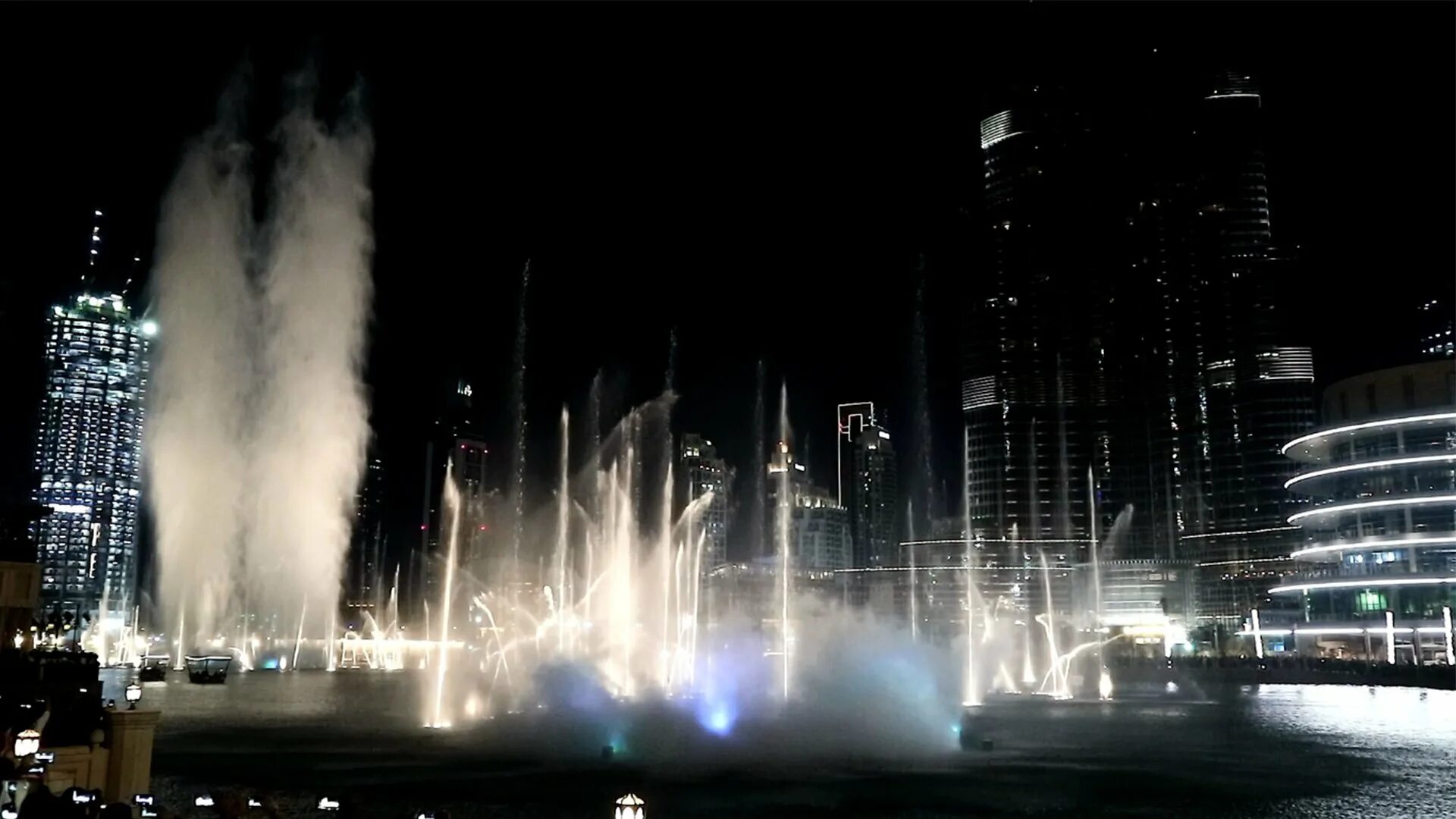 Шоу фонтанов в дубае во сколько начинается. The palm fountain дубай. Танцующие фонтаны в дубае. Поющие фонтаны в дубае. Dubai fountain lake ride.