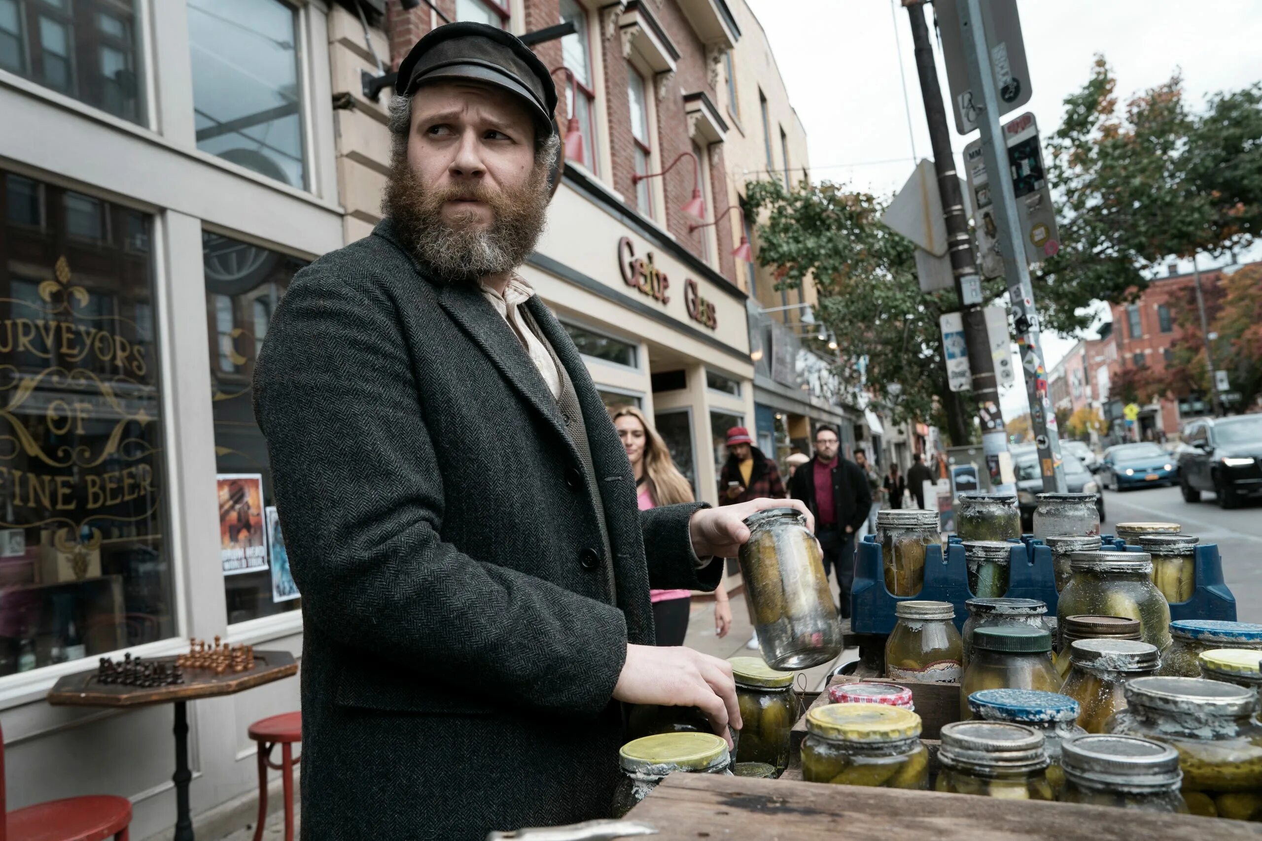 Мужик продавал огурцы. Дед с огурцом. Огурец фото. Огурцы некондиция. Огурчики на рынке.