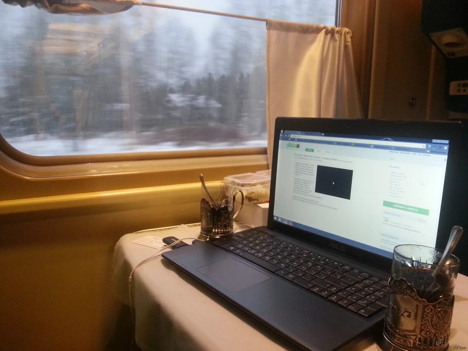 Лучший интернет в поезд. Ноутбук в поезде. Ноутбук в электричке. Интернет в поезде. Поезда для ПК.