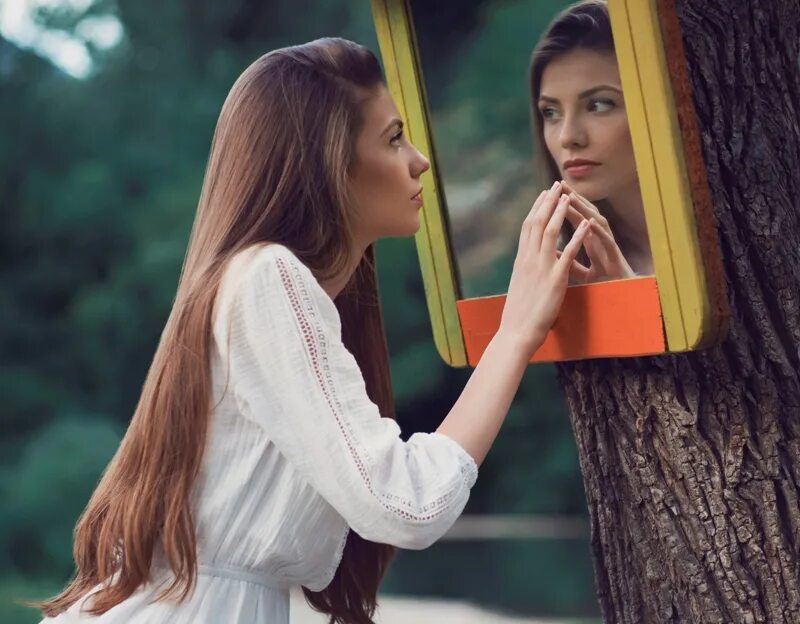 Отражение в зеркале. Девушка в разбитом зеркале. Отражение в зеркале. Отражение в зеркале. Отражение лица.