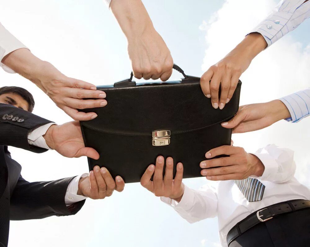 Финансовый консультант женщина. Сфера помощь в получении. Сфера помощь в получении. Сфера помощь в получении. Мужские руки бизнес услуги.