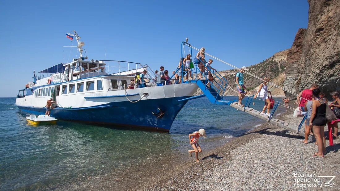Прогулки по морю на теплоходе