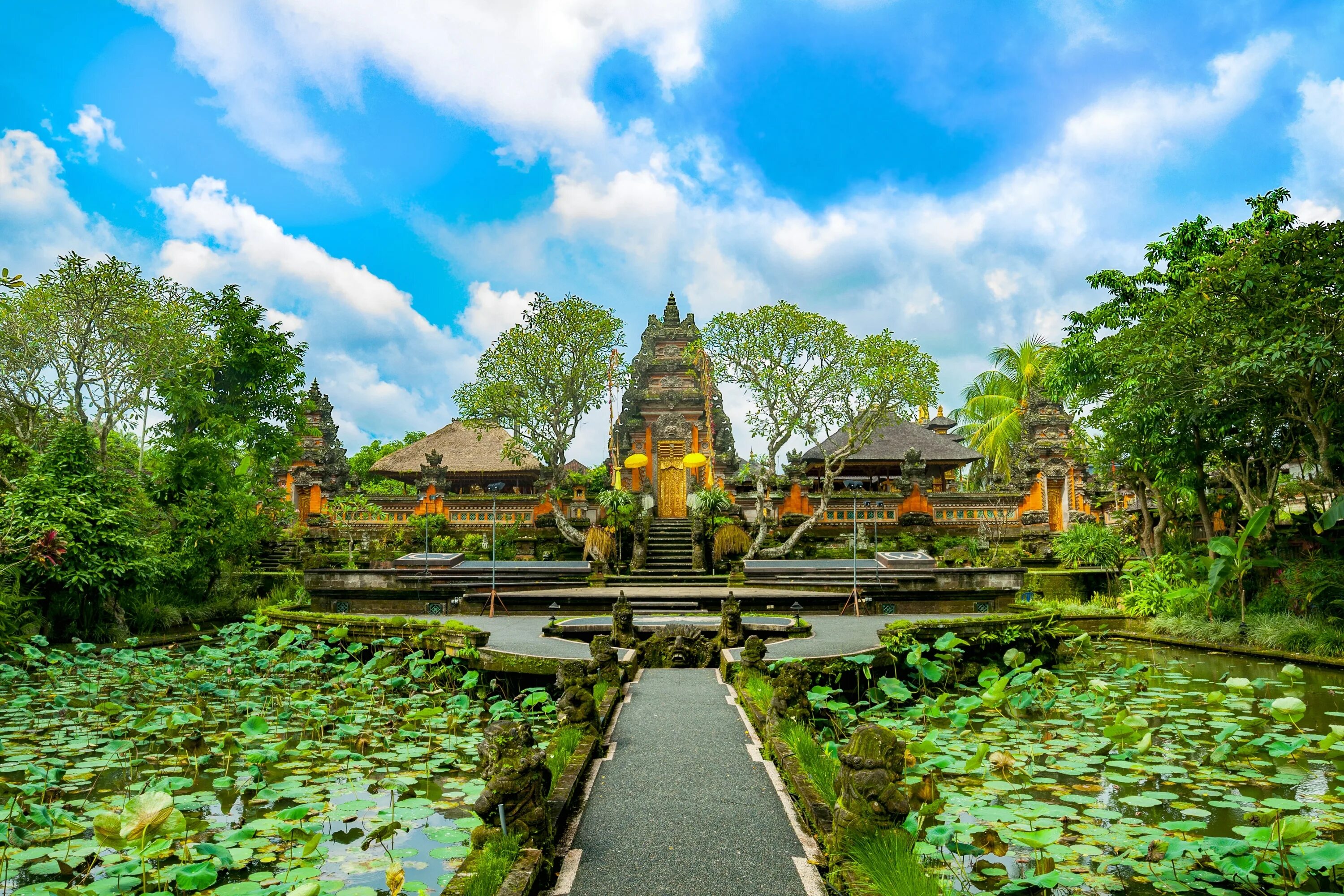 Что такое индонезия. Убуд Бали Индонезия. Убуд Бали храмы. Денпасар Бали Убуд. Храм Сарасвати, Бали, Индонезия.