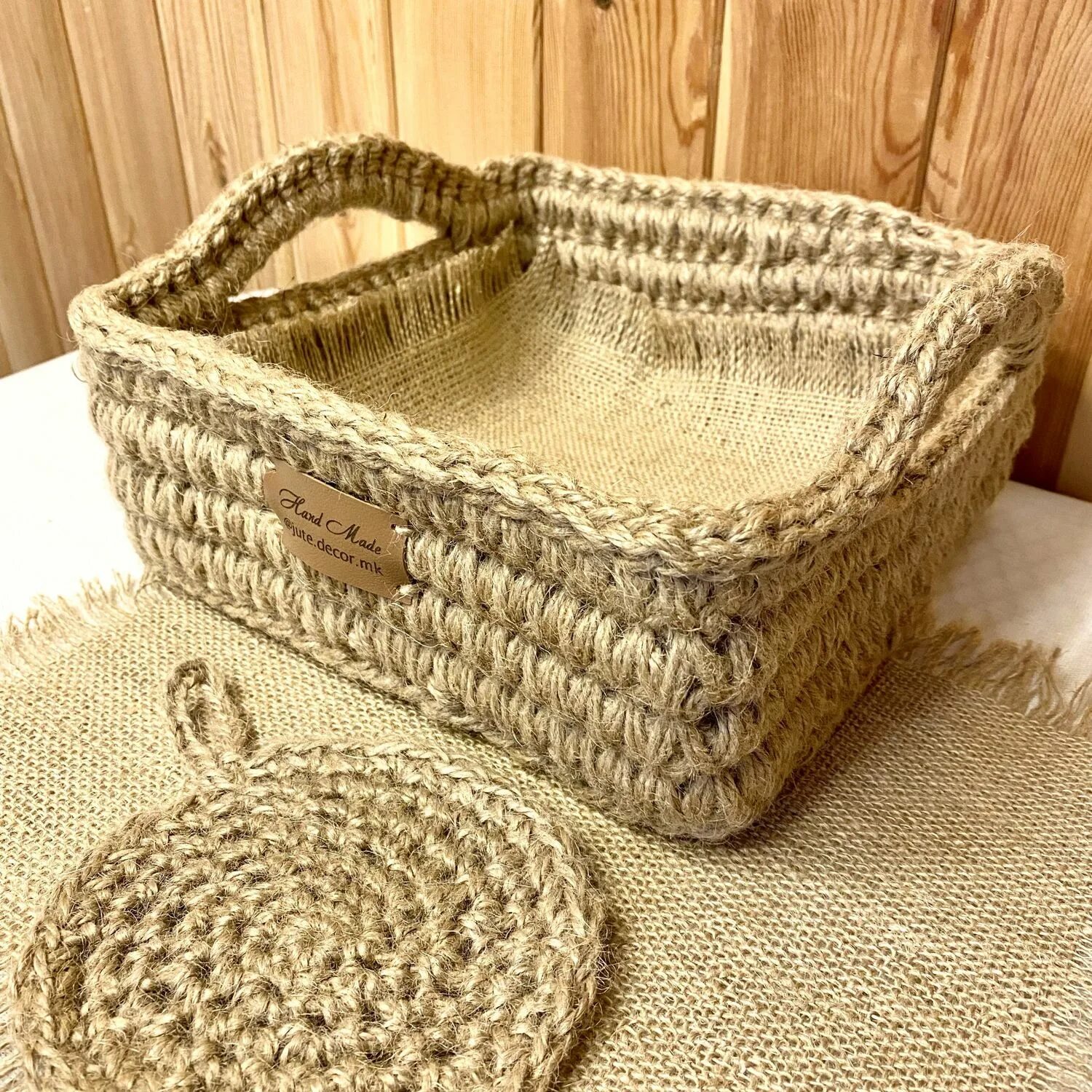 Джутовая корзина с деревянным дном. Вязаные корзины из джута. Корзина из джута с крышкой. Корзинка из джута с деревянным дном. Корзина из джута с деревянным дном.