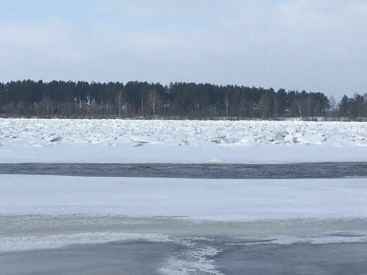 Запрет выхода на лед рыбинское водохранилище. Рыбинское водохранилище зимой ГЭС. Рыбинск водохранилище зимой. Угличское водохранилище Ярославской области. Рыбинское водохранилище зима фото.