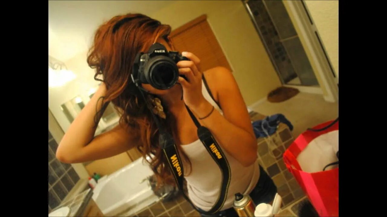 Фото девушек в ванной в зеркале. Рыжая девушка в зеркале. девушка с фотоаппаратом перед зеркалом. селфи с фотоаппаратом. селфи с фотоаппаратом в зеркале.