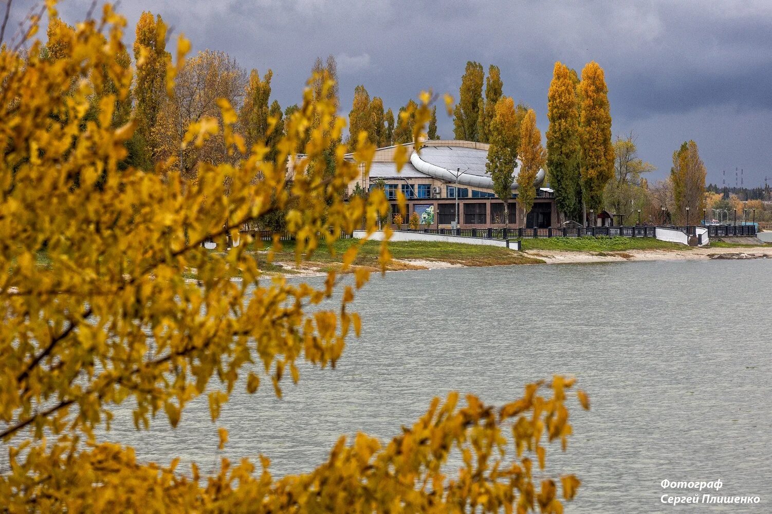 Погода таганрог дней. Ветреный ноябрь. Омск фото в ноябре дождь.