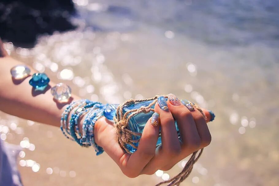 Hold blue