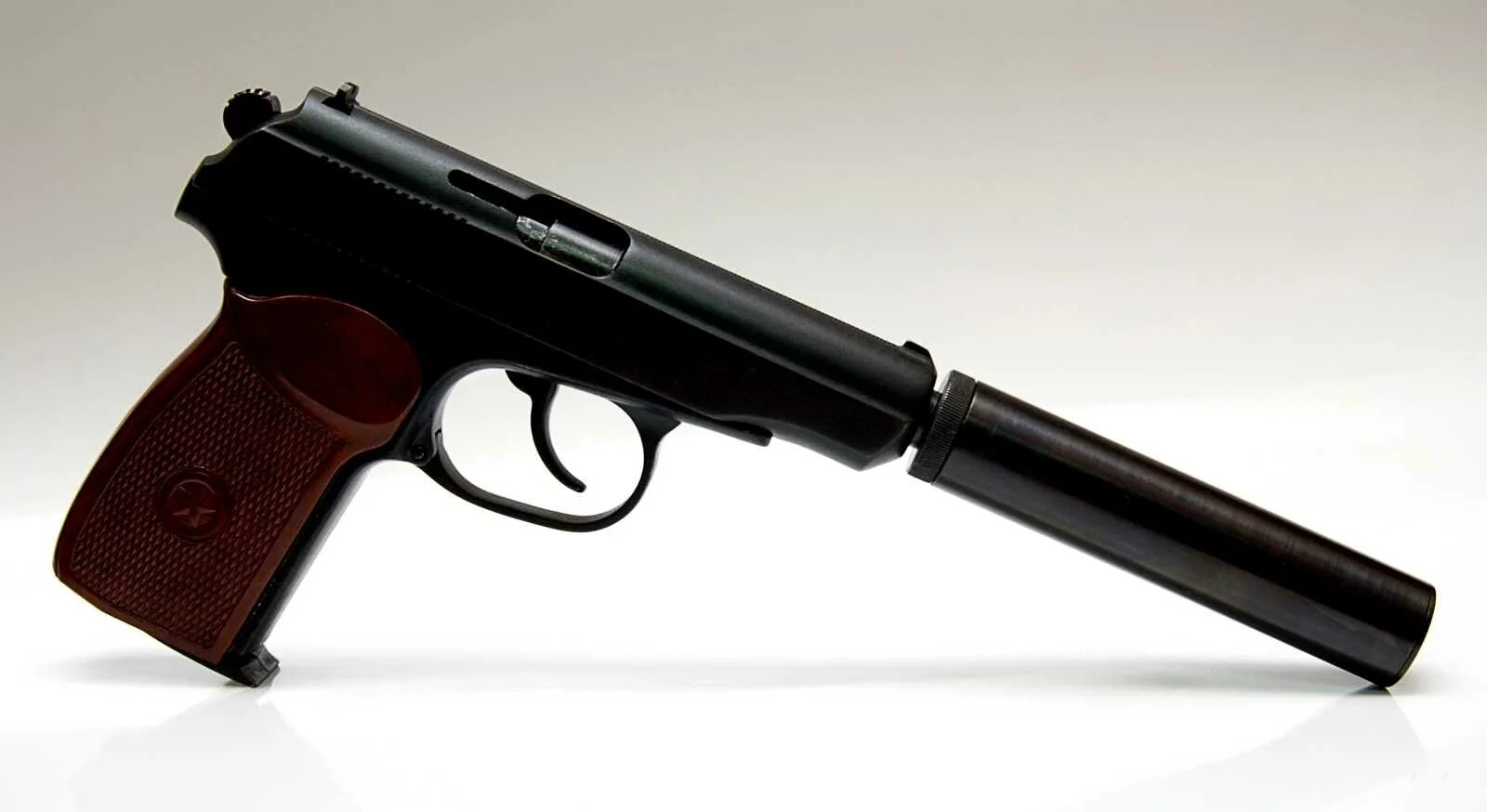 Пистолет макарова 654к с глушителем. Глушитель на травмат макарова. Мр 654к с глушителем. Пм пистолет макарова с глушителем. Пневмат макаров с глушителем.