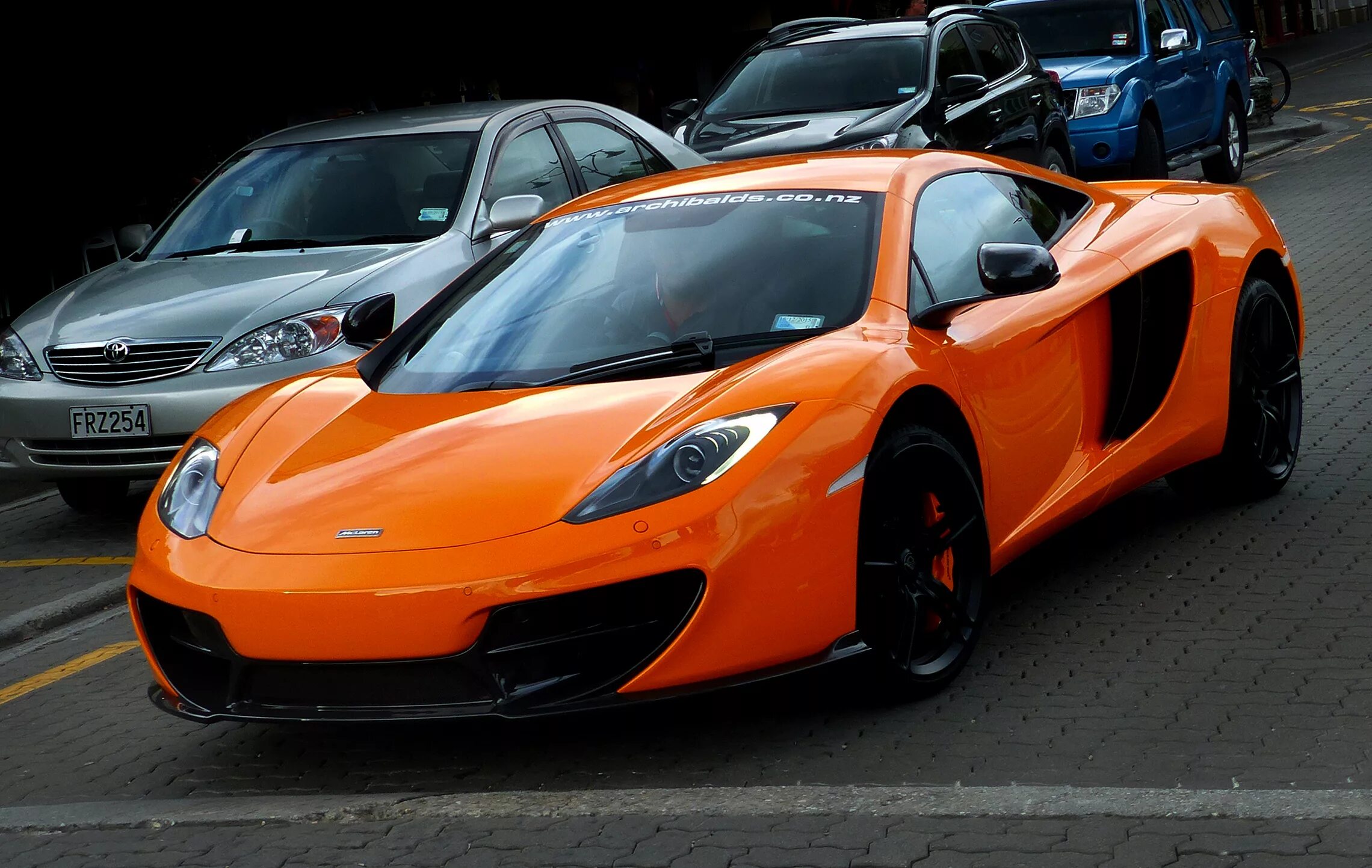 Включи оранжевый автомобиль. MCLAREN 12c Coupe. Оранжевый суперкар. Оранжевые спорткары. Спортивный автомобиль оранжевого цвета.