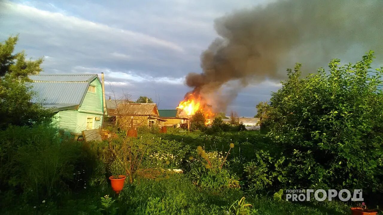 Пожар садоводство. Пожар в садоводстве. Горит дачный дом. Снт шлиссельбуржец шлиссельбург. Пожар садоводство.