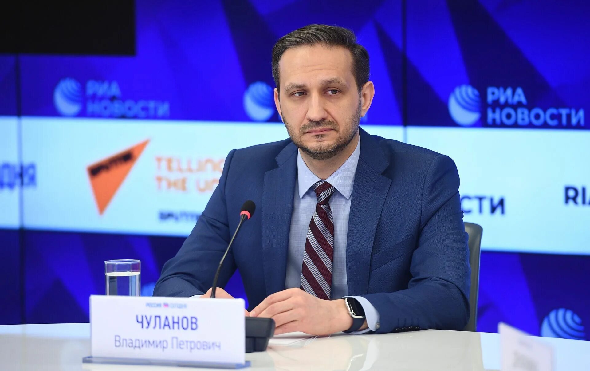 5 чуланов 1 дверь. 5 чуланов 1. Загадка про перчатки для детей. Два брюшка четыре. Пять чуланов одна дверь.