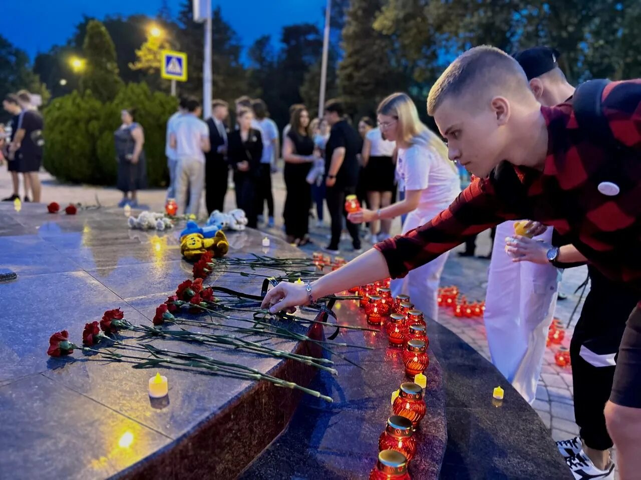 Возложение свечей памяти в школе. Акция в память о погибших в теракте